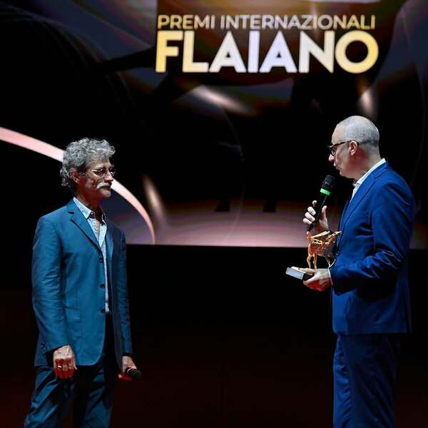 Silvio Soldini, Miglior Film Per Le Assaggiatrici, Riceve Il Pegaso D'oro Da Giuseppe D'Alessandro, Direttore Generale Gruppo ESA